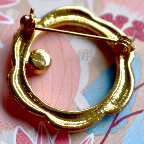 💞💗 Vintage Gold Plated CircleTwisted Wreath Brooch Red Rhinestone 1.2" - Picture 4 of 7